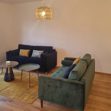 Chic City Center 3 Beds Flat & Balcony & Parking *